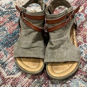 Super cute girls sandals.